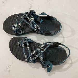 Womens size 8 Choacos